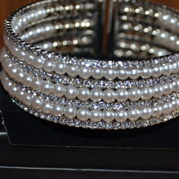 Glitzy Bling Pearl Like Bracelet - Picture 2 of 4